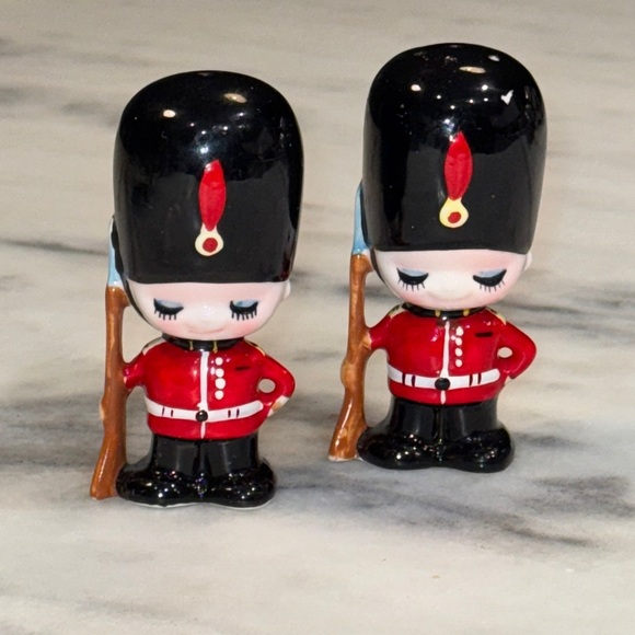 NC Cameron & Sons Other - Vintage NC Cameron & Sons London British Beefeater salt and pepper 60’